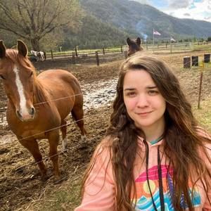 Meet your Posher, Larissa